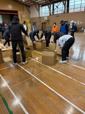 段ボールベッド作成の様子
