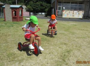 園庭で遊ぶ園児の様子