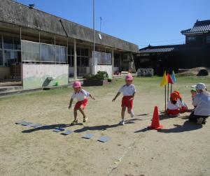 園庭で遊ぶ園児の様子