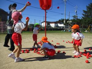 園庭で遊ぶ園児の様子
