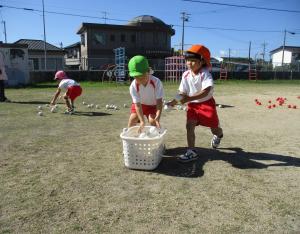 園庭で遊ぶ園児の様子