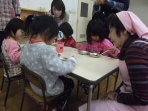 保育園食育教室の様子の写真です。箸の使い方を教えています。
