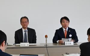 記者会見を行う岡村理事長（左）と藤田市長（右）